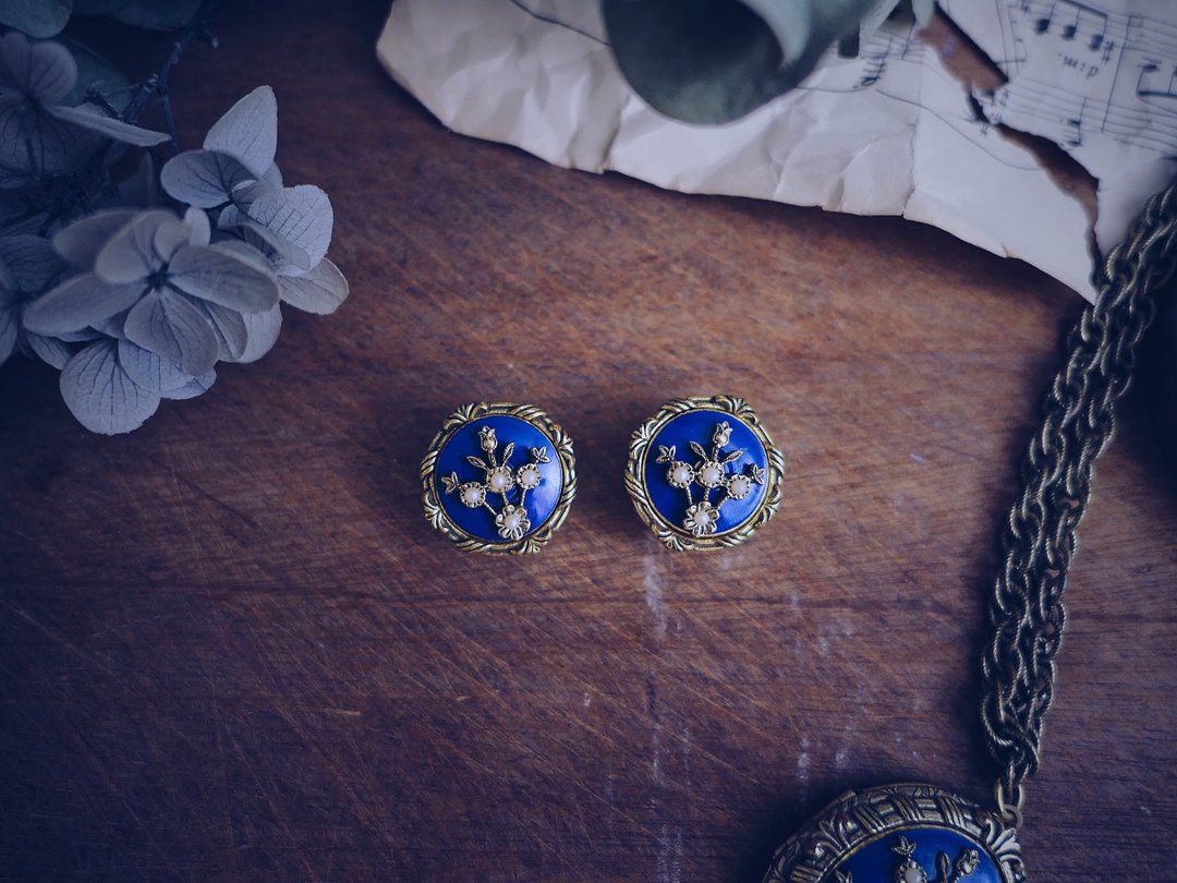 Trifari 湛蓝珐琅珍珠花卉耳环－美国古董首饰 Vintage Jewelry - 耳环/耳夹 - 珐琅 