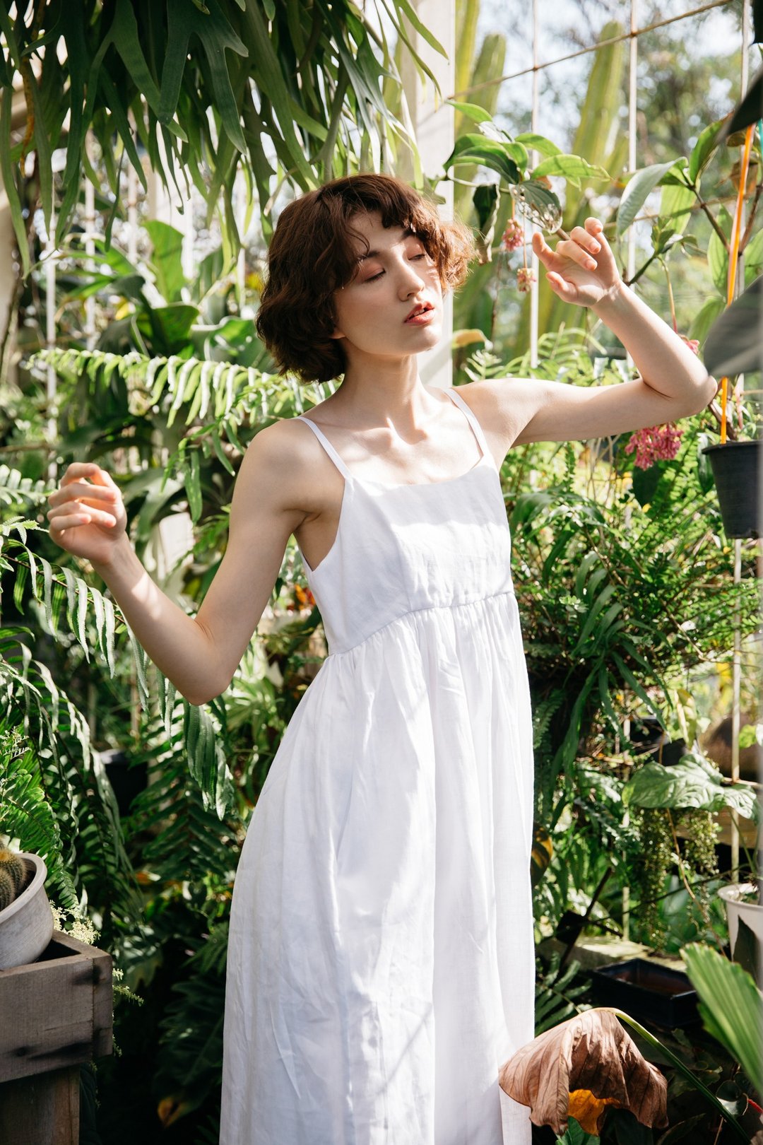 Camisole Linen Dress with Back Shell Button in White - 洋装/连衣裙 - 棉 白色