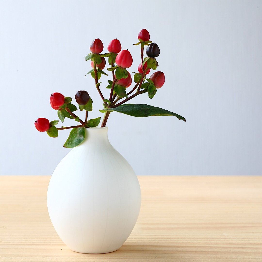 Small white pottery flower vase - 花瓶/陶器 - 瓷 白色