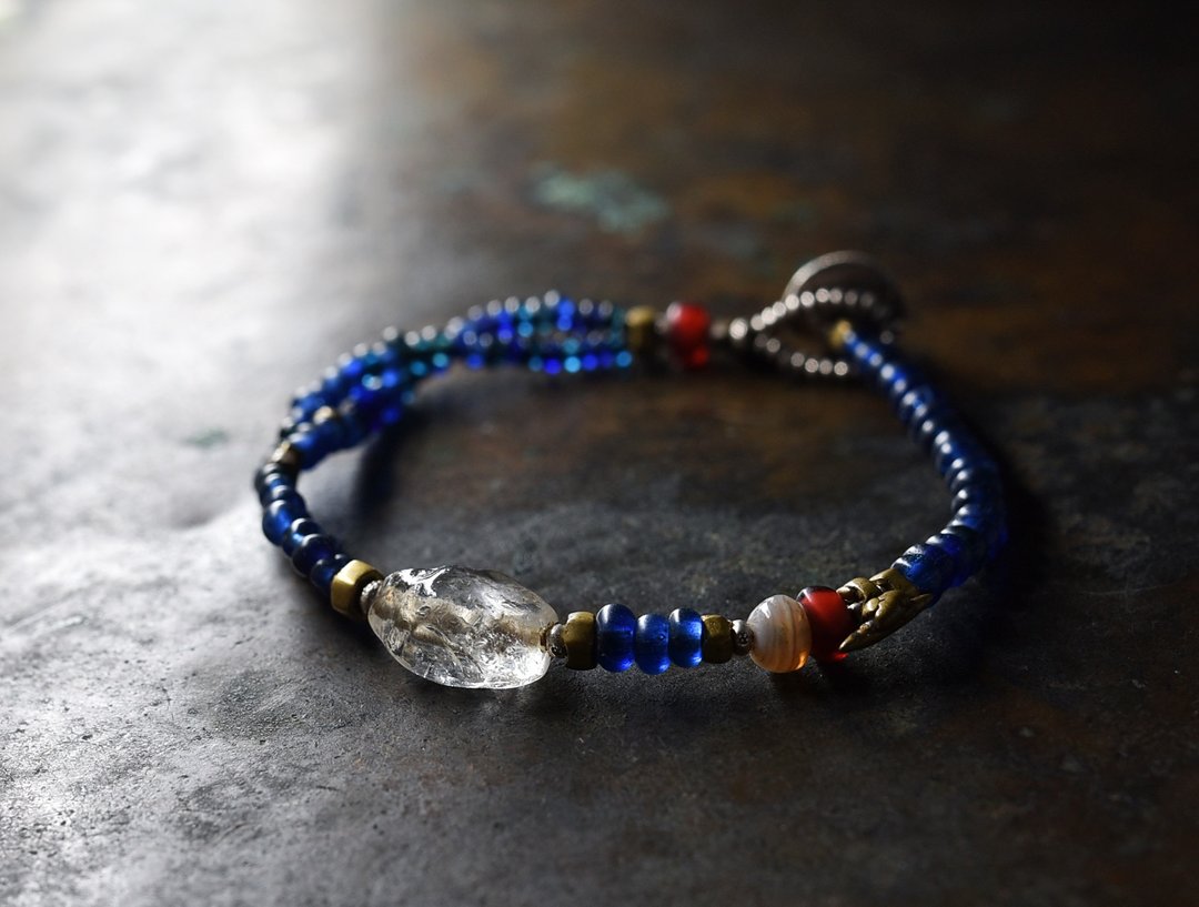 Breath of ancient crystals and gold-red white hearts, ancient agate, dark blue mixed beads - 手链/手环 - 玻璃 蓝色