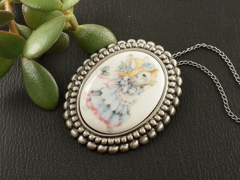Cute Bunny Rabbit Hare Porcelain Cameo Pin Brooch and Pendant Necklace Jewelry - 胸针 - 瓷 白色