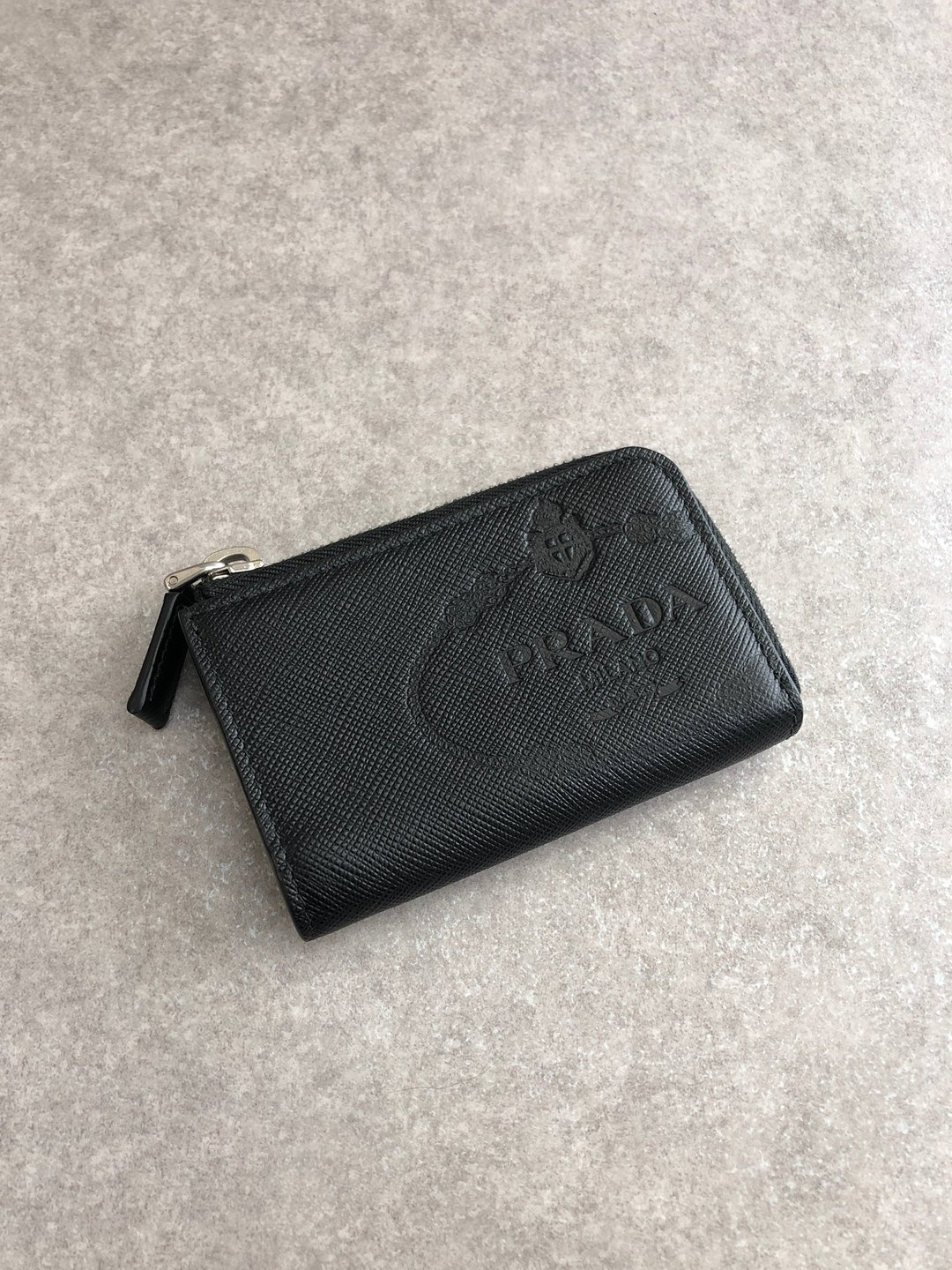 【 日本直送 名牌中古包 】PRADA 普拉达 零钱包 黑色 压印Logo Saffiano 皮革 vintage 古董 dgrv64 - 零钱包 - 真皮 黑色