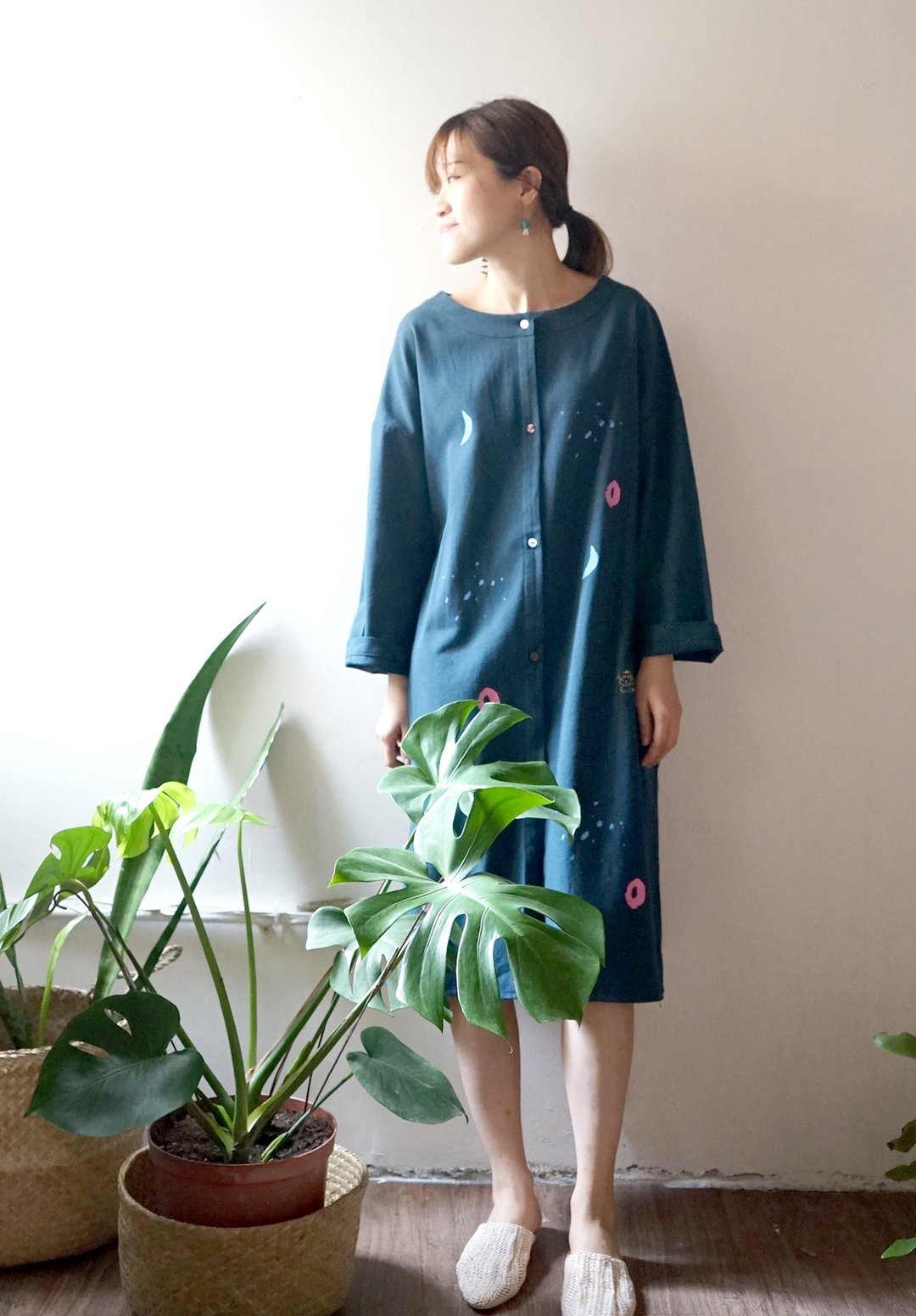 小狗月亮藏蓝绑带多穿式手工印花洋装 - 洋装/连衣裙 - 棉 蓝色
