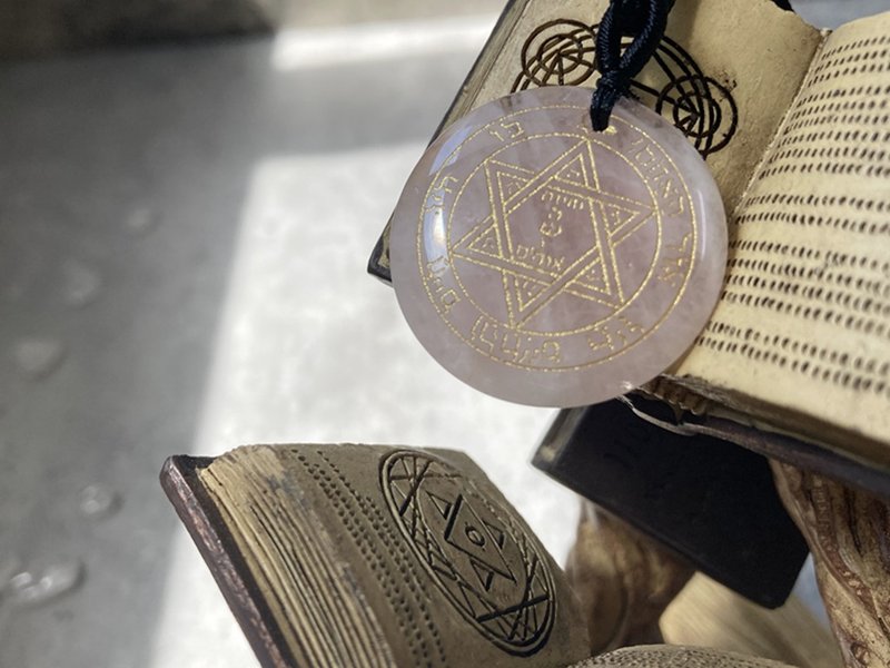 【所罗门钥匙_火星护符。粉水晶吊坠】引导内在力量、勇气、热情 - 长链 - 水晶 粉红色