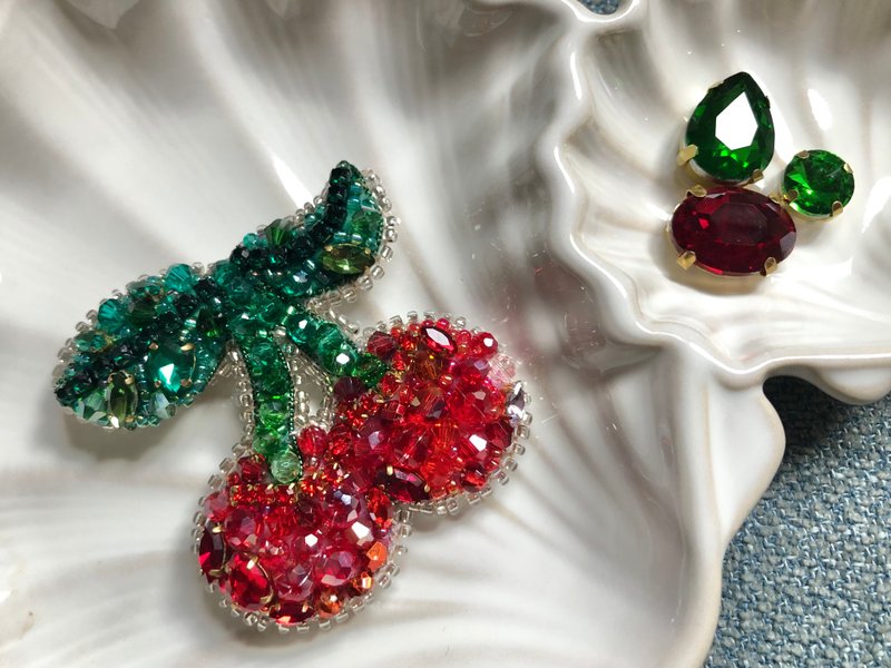 cherry bead embroidery brooch - 胸针 - 玻璃 红色