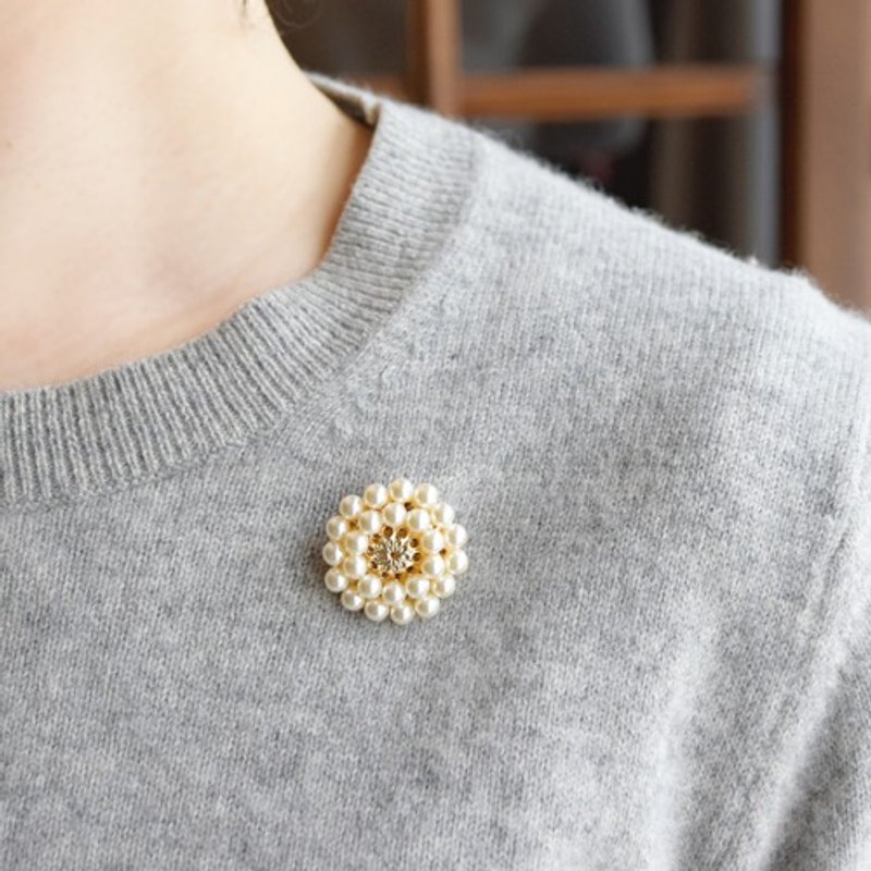 【胸针】珍珠点缀优雅可爱 古典复古风花朵胸针 - 胸针 - 珍珠 白色