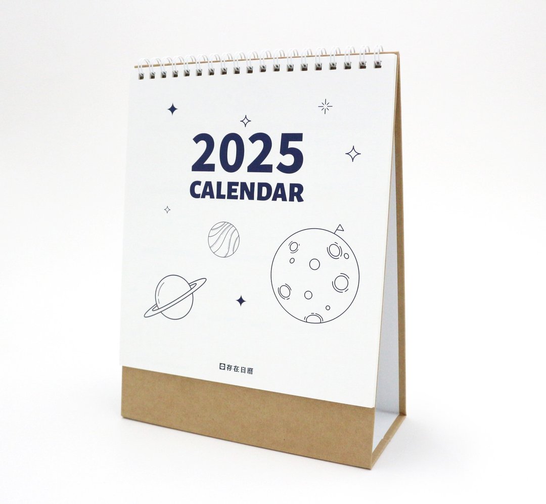 2025年【简单就好】三角桌历 |台湾制造|企业赠礼|桌历|插画 - 年历/台历 - 纸 多色