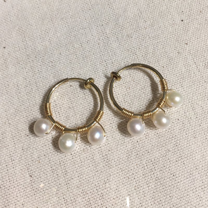 ITS-E109【宝石耳环・QQ珍珠】天然淡水珍珠圈圈耳夹耳环 - 耳环/耳夹 - 半宝石 金色