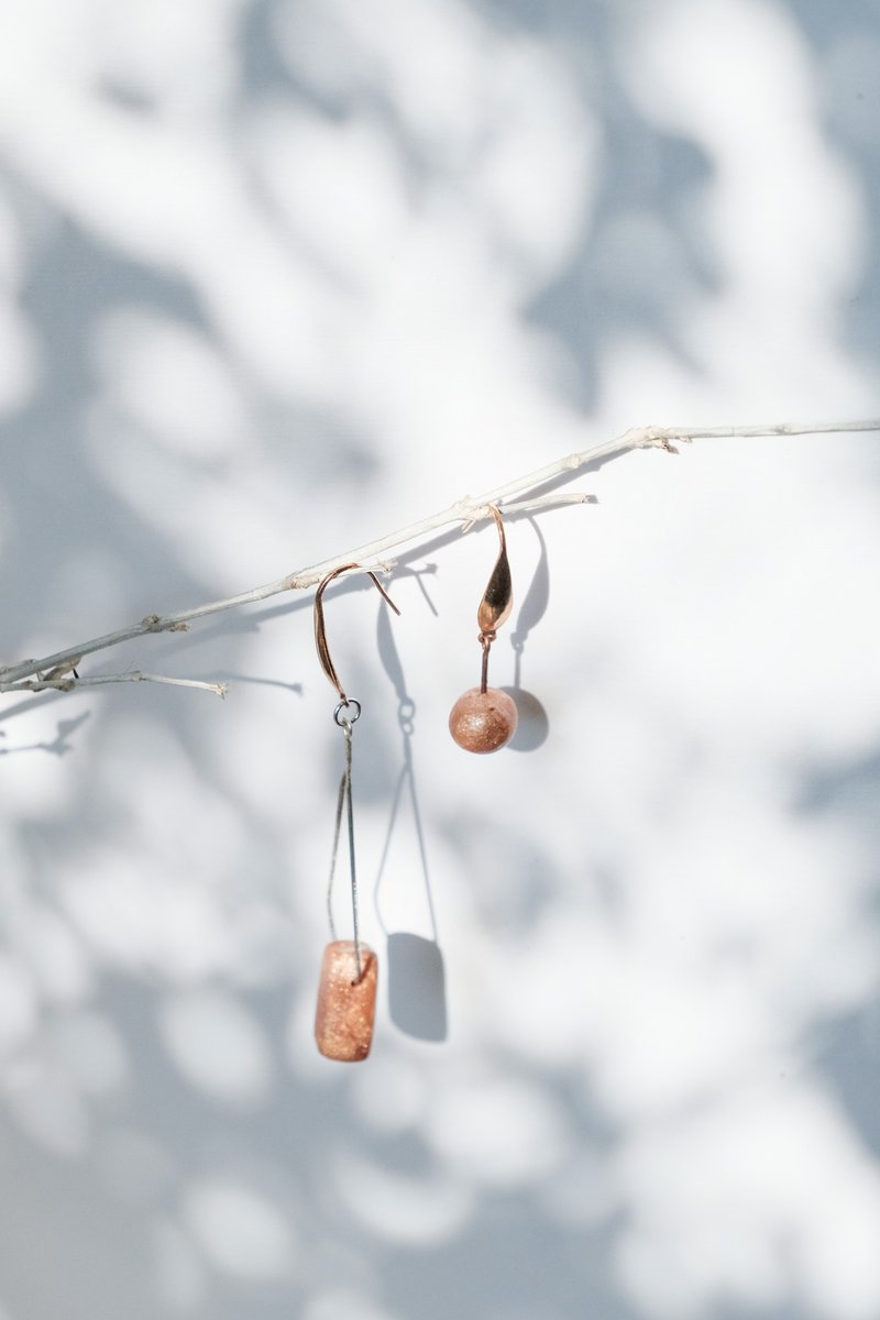 爱情不用翻译垂吊式耳环 - 耳环/耳夹 - 陶 粉红色