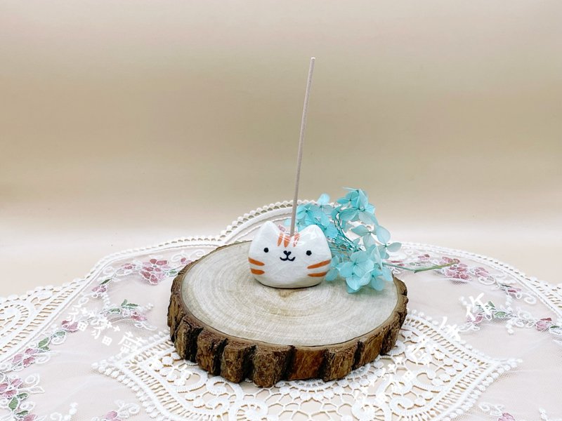 橘猫猫 线香座  薰香  疗愈小物  瓷猫 多用途陶器  猫猫蕨手 - 香薰/精油/线香 - 瓷 橘色