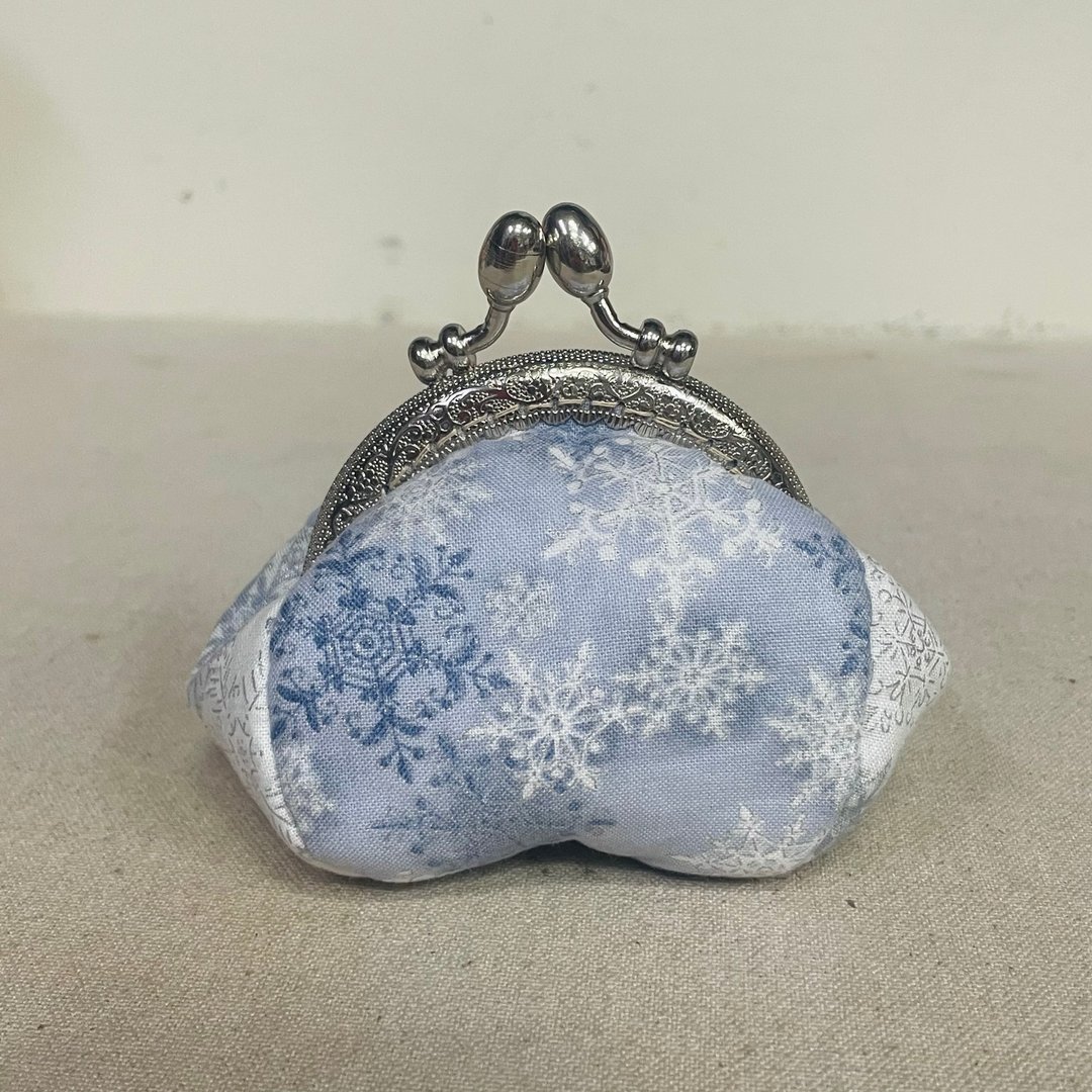 银白蓝灰色-雪花铺棉口金包 - 零钱包 - 棉．麻 蓝色