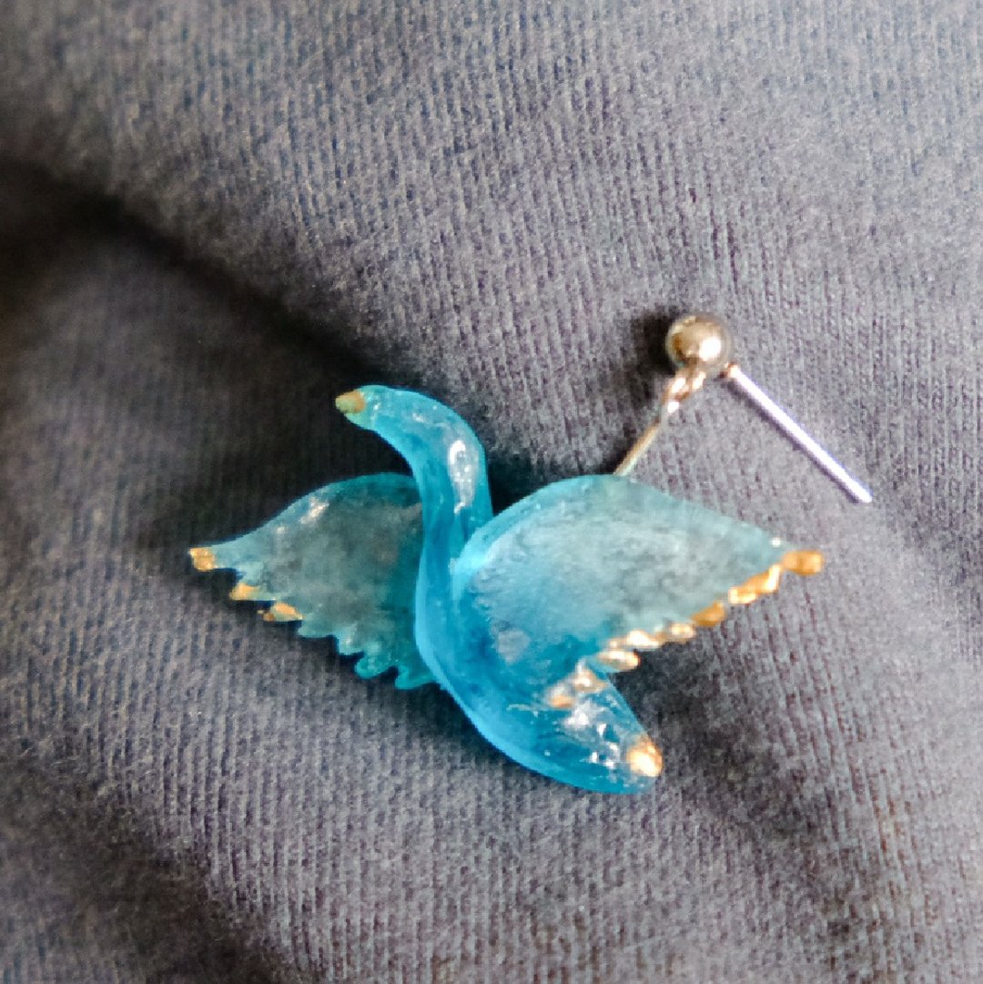 【飞ぶ鸟】Sea Glass Flying Bird Ear Rings 海玻璃飞鸟纸鹤耳环 - 耳环/耳夹 - 树脂 蓝色