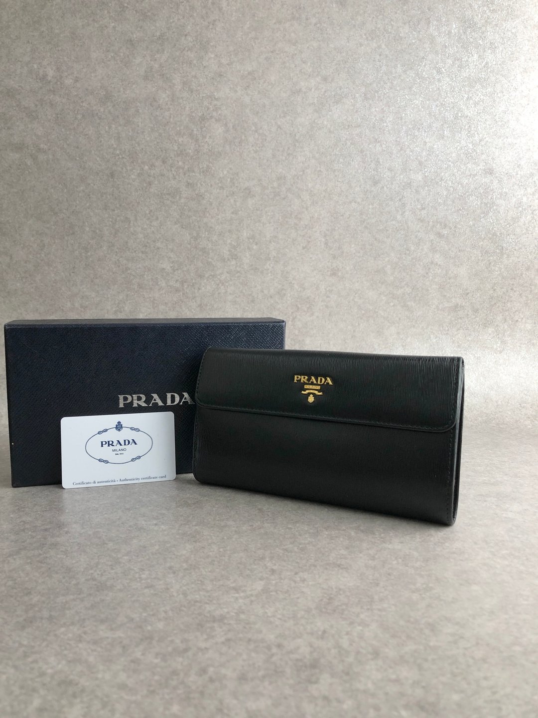 【日本直送 名牌中古包】PRADA 普拉达 皮夹 黑色 经典 Logo 皮革 双折长夹 vintage 古董 yvkvsz - 皮夹/钱包 - 真皮 黑色