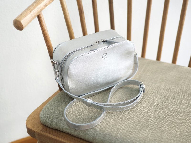 Biscuit (Silver) : Mini bag, leather bag, cow leather, Silver color - 手提包/手提袋 - 真皮 银色