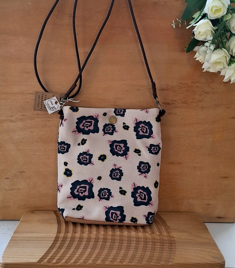 设计师款印花小女生斜背袋-台湾欧洲花 - 侧背包/斜挎包 - 聚酯纤维 