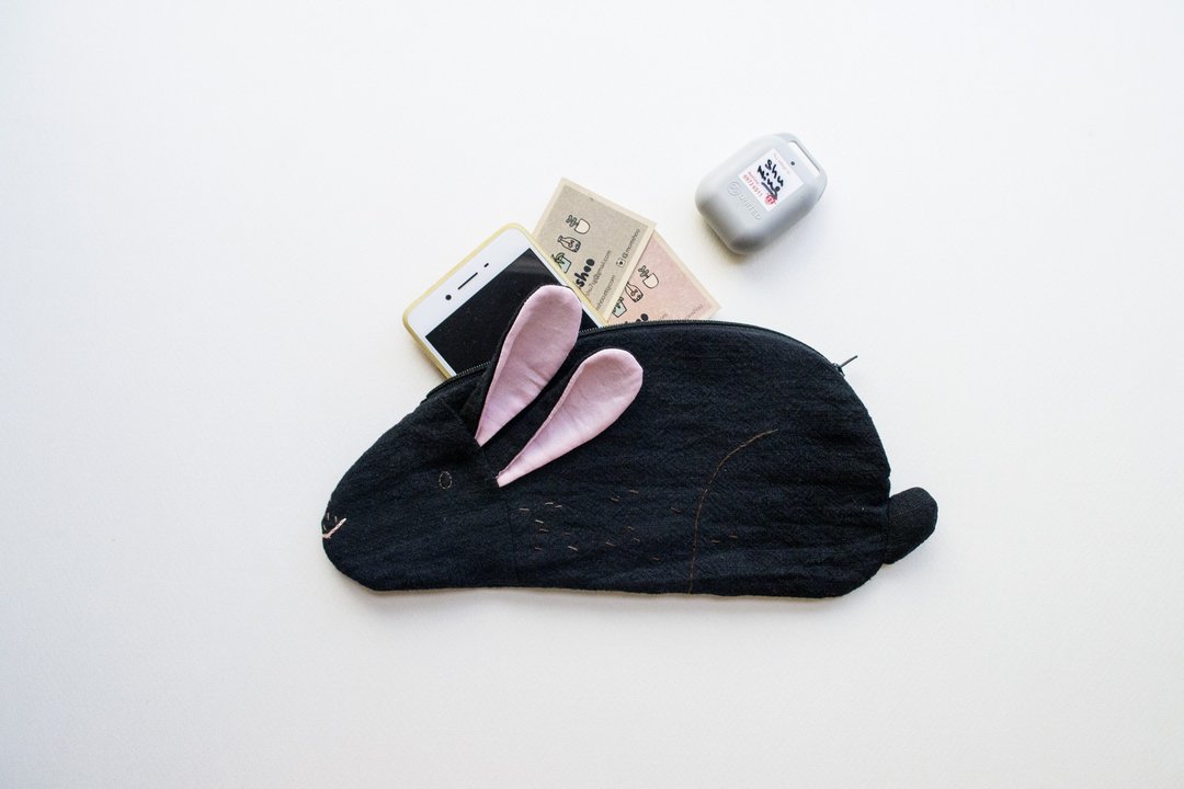 兔 Bunny Loaf zip pouch case - 墨 - 其他 - 棉．麻 黑色
