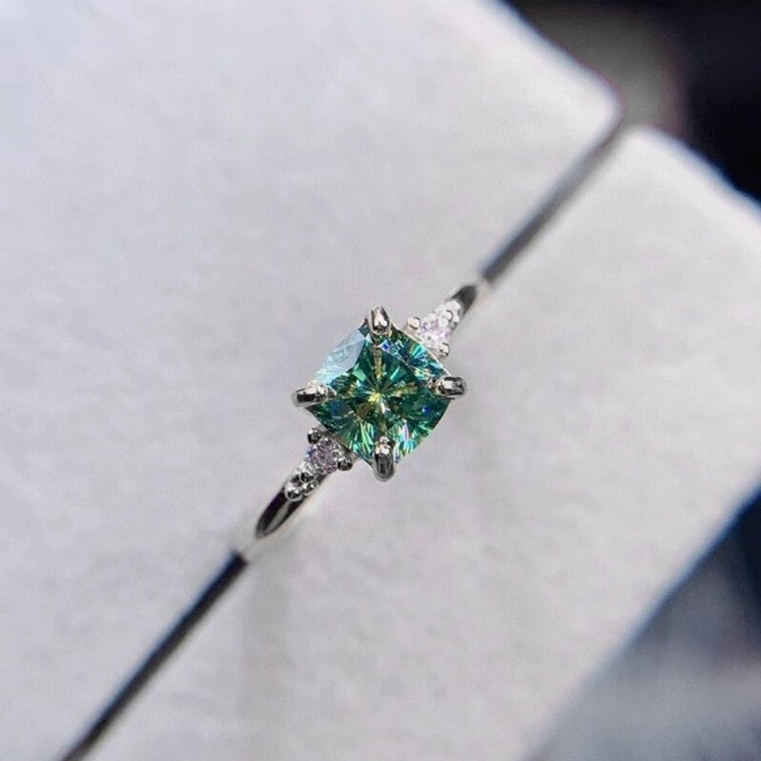 Green Moissanite Ring, Green Moissanite Silver Ring, 1 ct VVS1 Green Moissanite - 戒指 - 其他金属 银色
