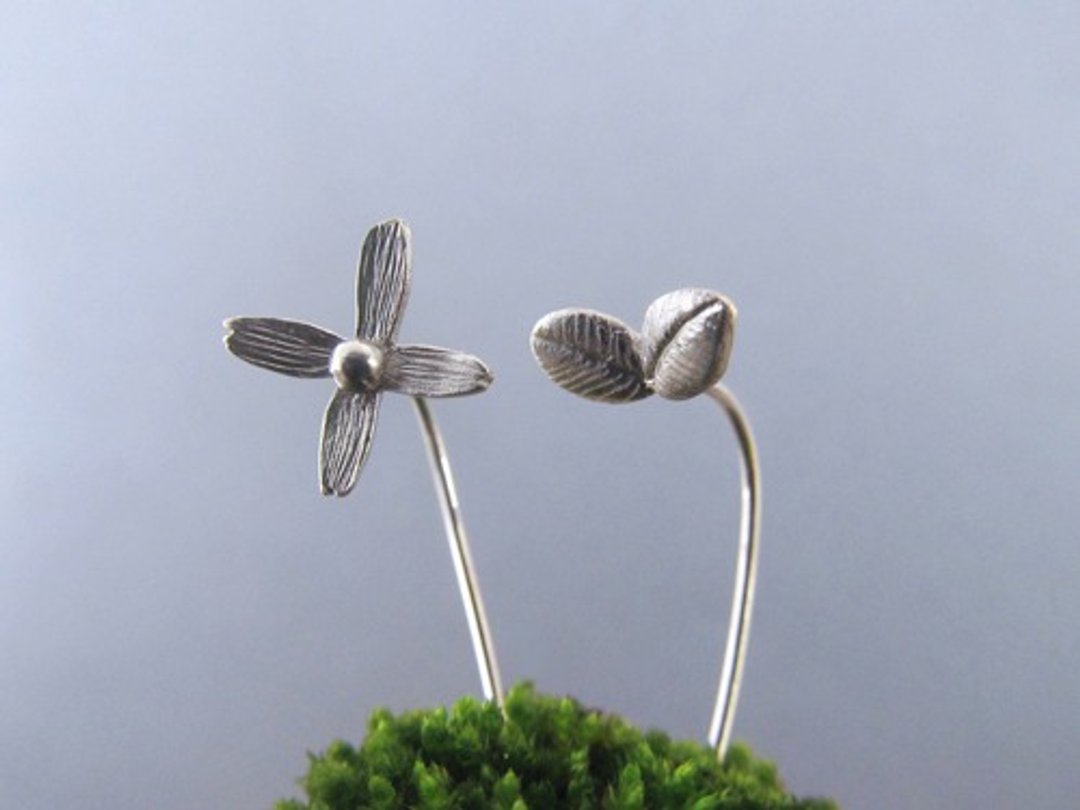 小花与嫩芽不对称耳环 925纯银手工饰品 - 耳环/耳夹 - 纯银 银色