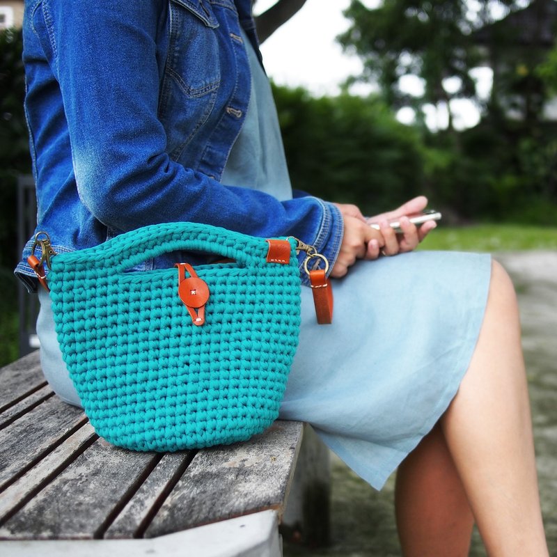 Handmade crochet bag dark green (t-shirt yarn) with brown tan leather strap - 手提包/手提袋 - 聚酯纤维 绿色