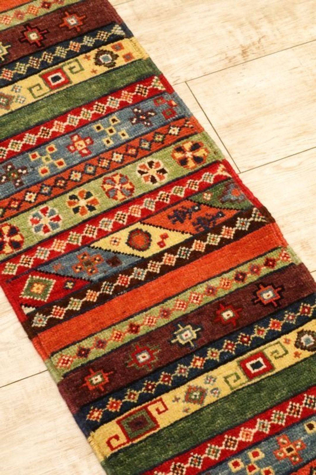 Handmade rug Elongated runner type Handwoven rug Striped floral pattern - 地垫/地毯 - 其他材质 多色