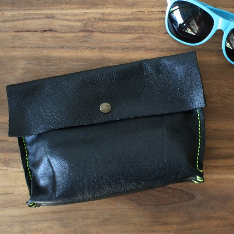 Leather Bag / Cosmetic Bag / Women Clutch. - 化妆包/杂物包 - 真皮 黑色