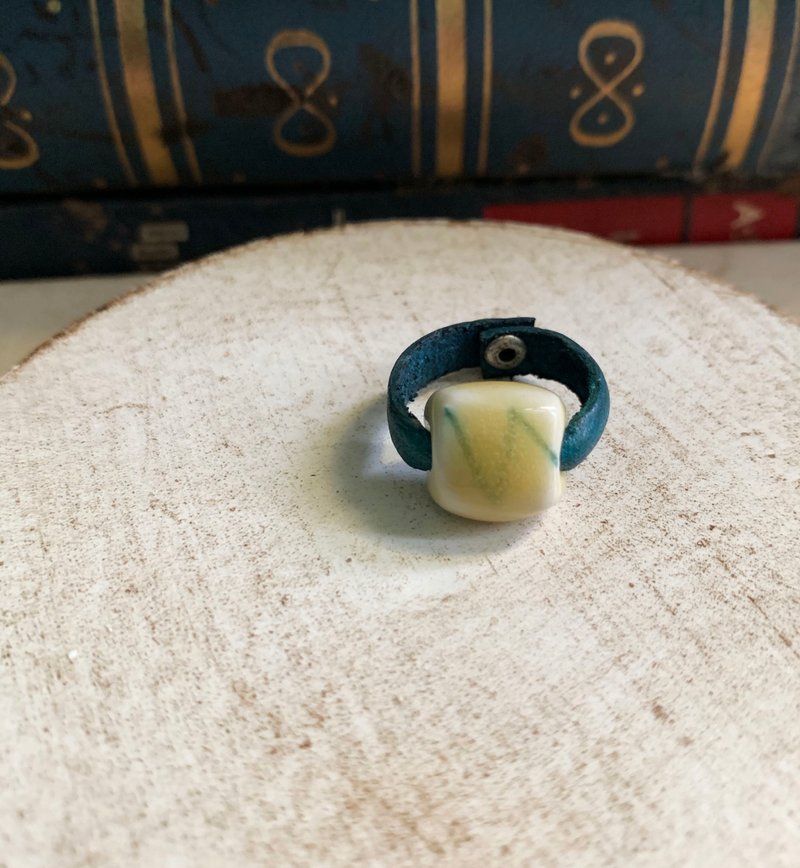 戒指 日本白瓷 自然釉色 无限看不腻色调 真皮革 设计等级 - 戒指 - 瓷 