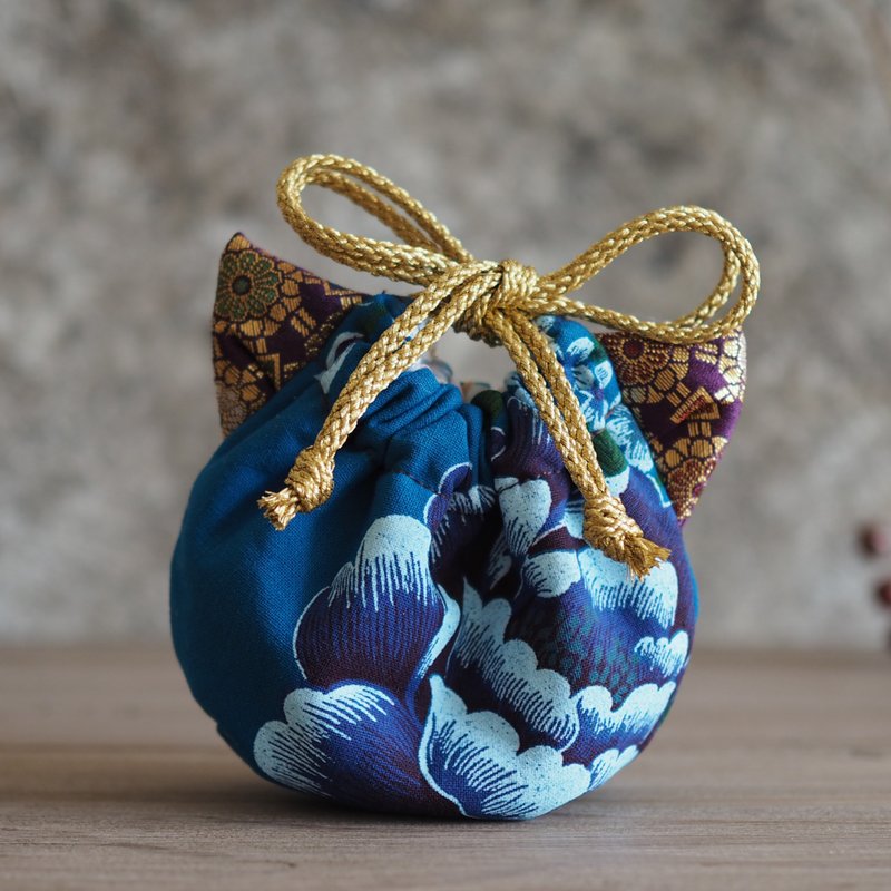 Cat-shaped Taiwanese flower lover pattern x silk fabric mini drawstring pouch (one piece work) - 化妆包/杂物包 - 棉．麻 蓝色