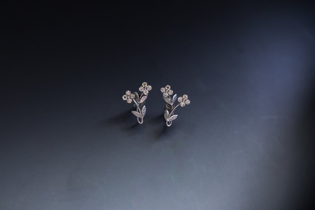 美国Krementz古董品牌莱茵石勿忘我花朵夹式耳环 - 耳环/耳夹 - 其他金属 银色