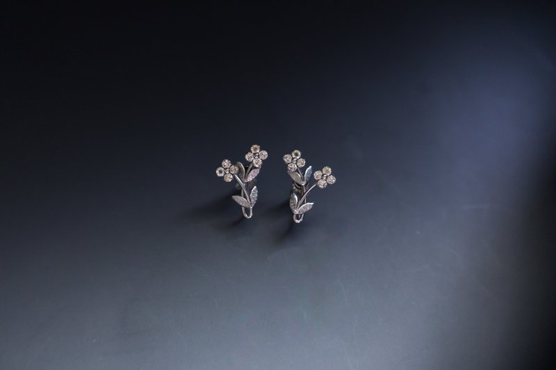 美国Krementz古董品牌莱茵石勿忘我花朵夹式耳环 - 耳环/耳夹 - 其他金属 银色