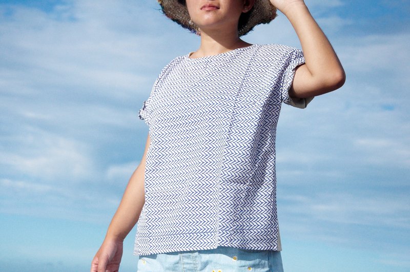 情人节礼物 限量手工 木刻印纯棉上衣 / 印度棉上衣 / 手织布宽版上衣 / ethnic tops / blockprint宽版上衣 - 木刻印三角几何条纹 - 女装上衣 - 棉．麻 蓝色