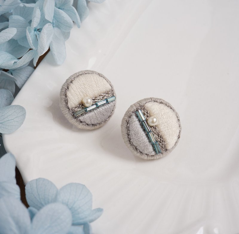 9点以后 | 纯手工刺绣别针/耳环 | 飘浮.圆别针/耳环 - 耳环/耳夹 - 绣线 银色