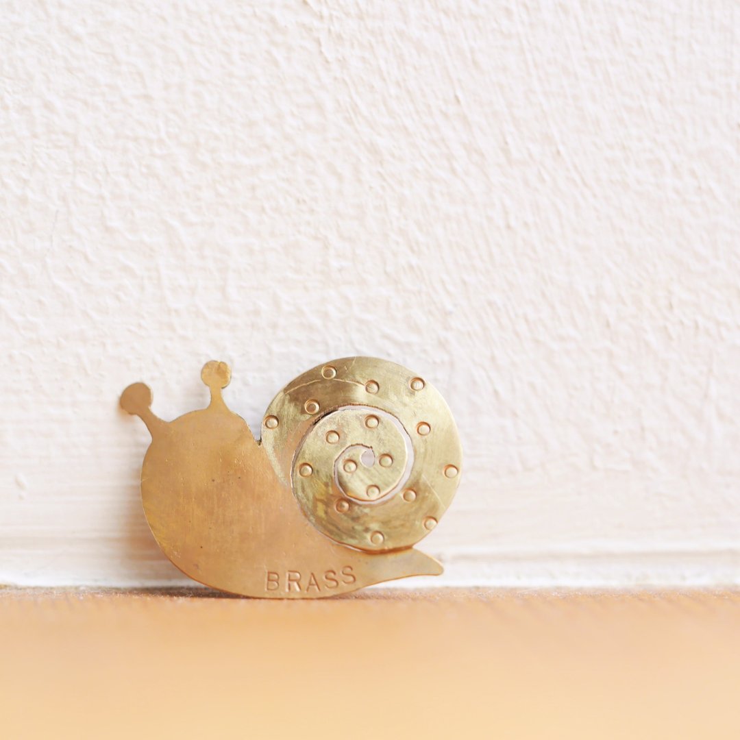 Dendenmushi Chibi Brooch Material Brass - 胸针 - 铜/黄铜 金色