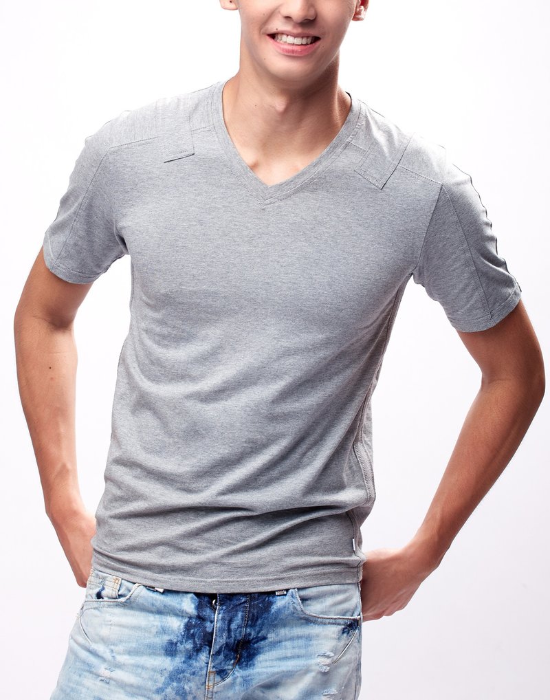 男生修身V领T恤 (浅灰) - 男装上衣/T 恤 - 棉．麻 灰色