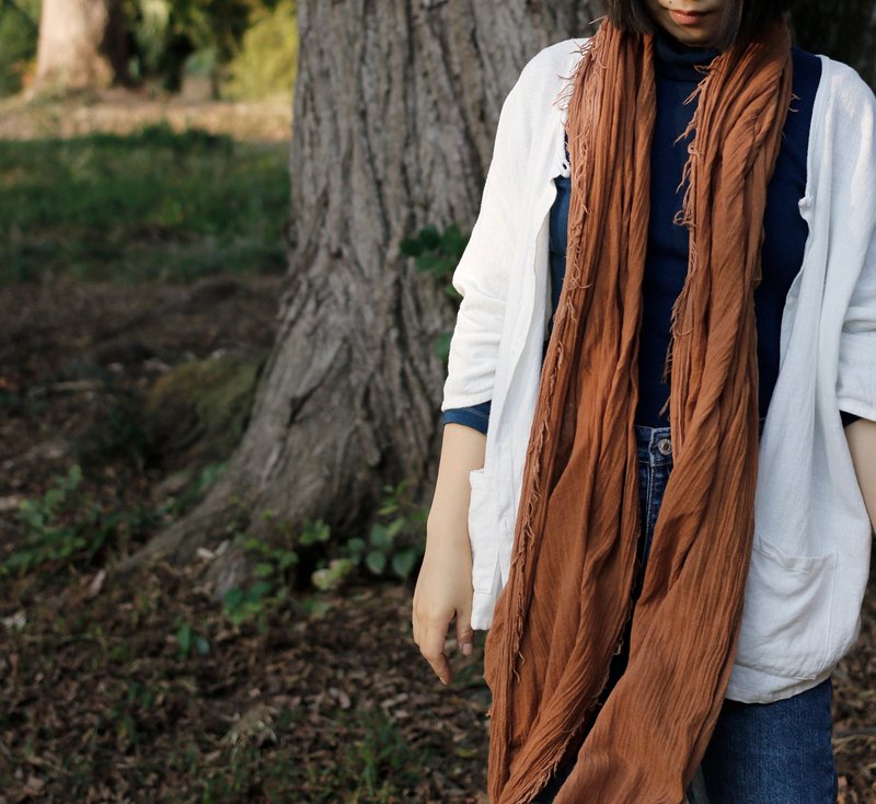 薯榔染纯棉围巾薯莨染脏橘色植物染焦糖色褶皱肌理围脖不规则披肩 - 围巾/披肩 - 棉．麻 橘色