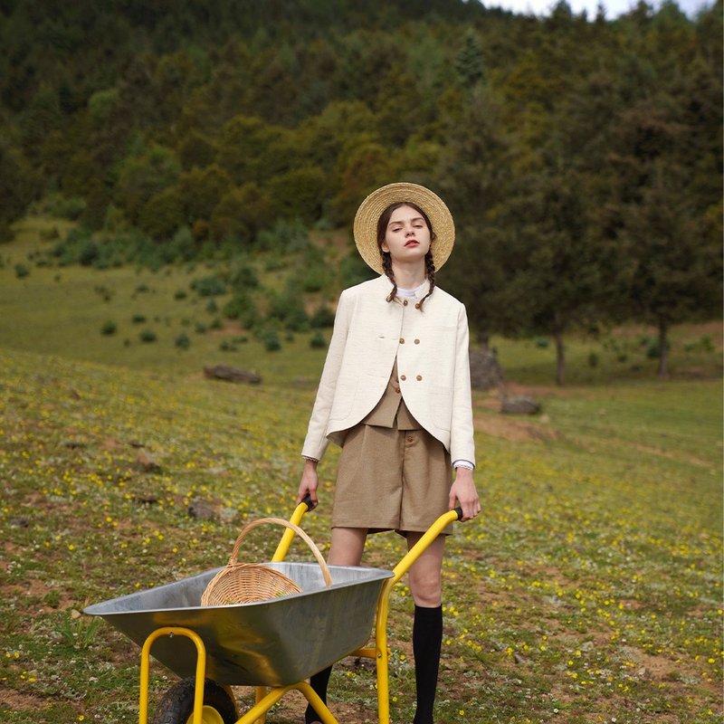 MintCheese 英伦古典少女 燕麦色 弧形下摆双排扣立领短外套 - 女装上衣 - 棉．麻 白色