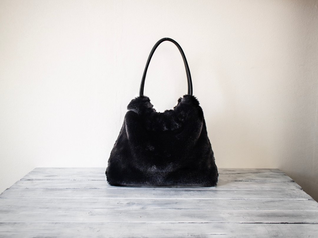 High quality eco fur adult drawstring tote bag black color - 手提包/手提袋 - 压克力 黑色