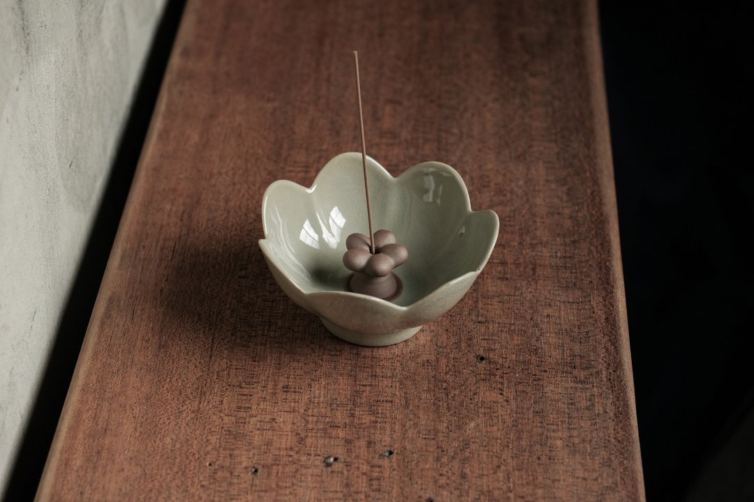 香座 l 冰湖蓝 花朵线香盘 l 两件式 - 蜡烛/烛台 - 陶 蓝色