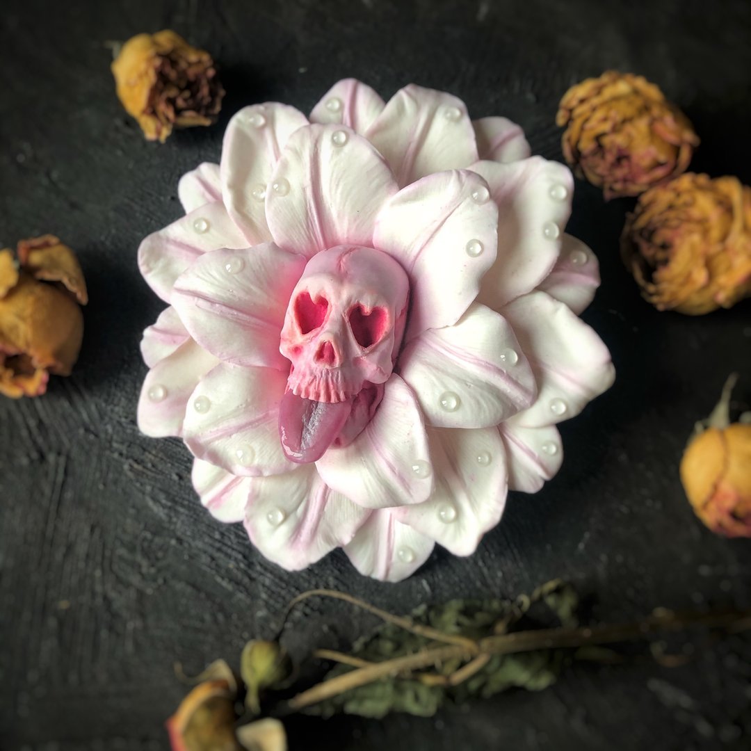 骷髅头饰品/万圣节胸针/白花胸针/哥特式礼品/花针 - 胸针 - 塑料 黑色