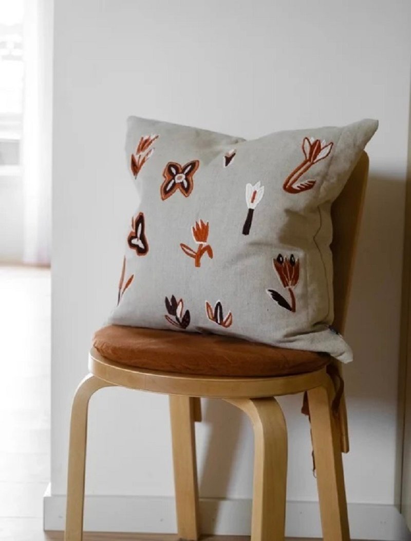 北欧设计师款 – 刺绣抱枕套 TULIP  CUSHION COVER, RED 郁金香 - 枕头/抱枕 - 棉．麻 红色