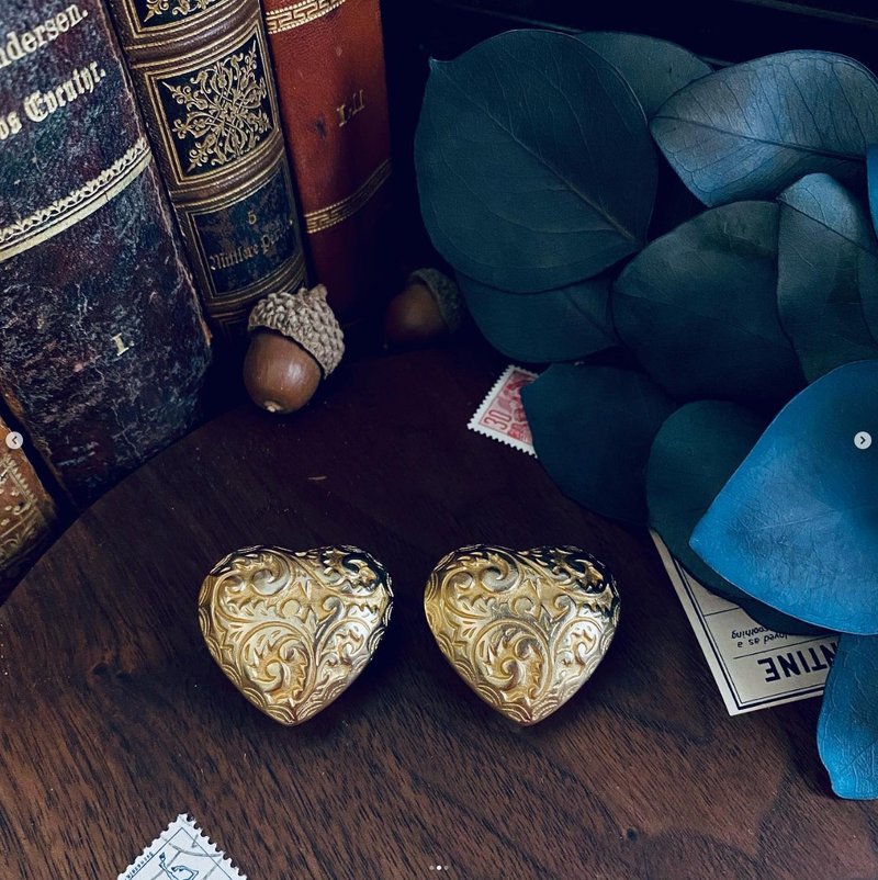 雕花雾金爱心耳夹 - 耳环/耳夹 - 其他金属 