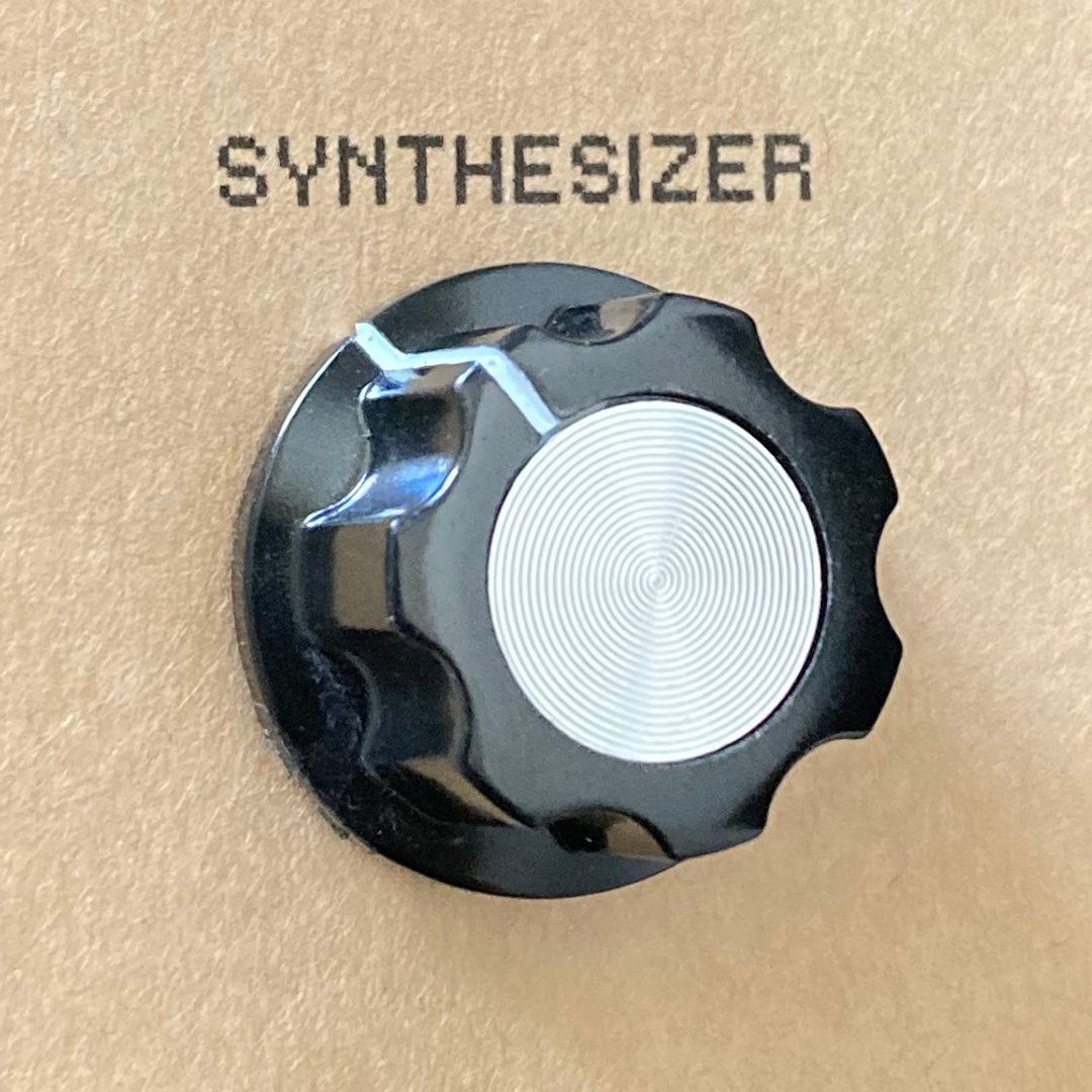 【徽章】 合成器旋钮造型徽章・经典大 SKB - 徽章/别针 - 塑料 黑色