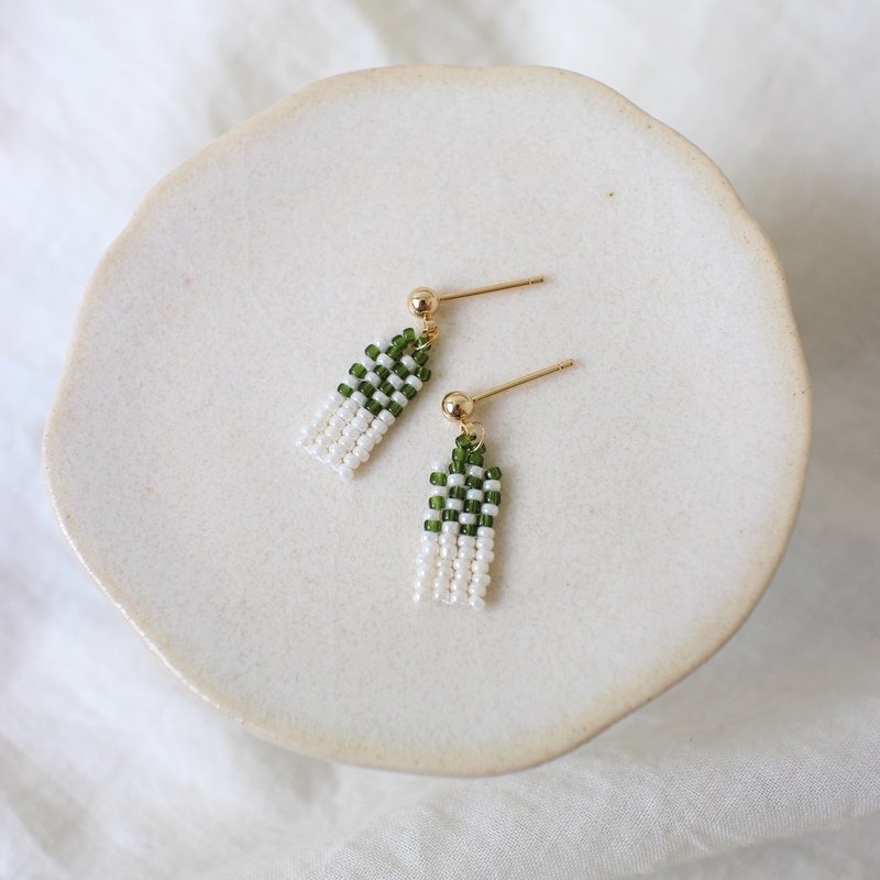 串珠耳饰_绿白编织/beading earing - 耳环/耳夹 - 玻璃 绿色