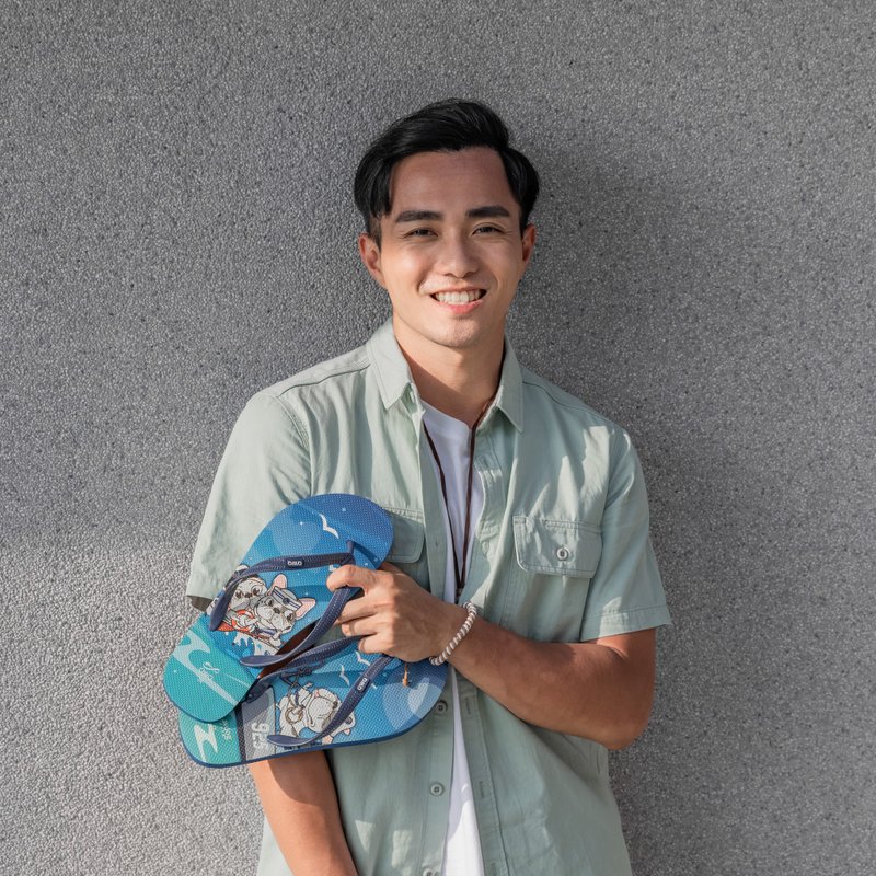 男生狗狗法斗夹脚拖鞋 防滑情侣造型人字拖鞋 汪来汪趣   德阳舰 - 拖鞋 - 橡胶 多色