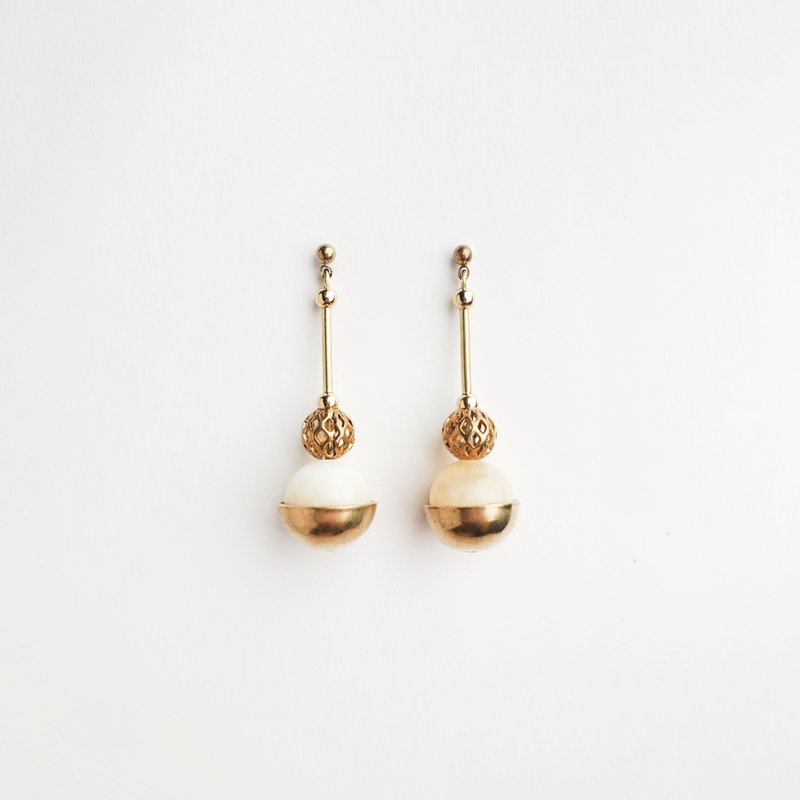 雕花星体垂坠耳环 (米白) - Pattern Planet Earrings (beige) - 耳环/耳夹 - 宝石 金色