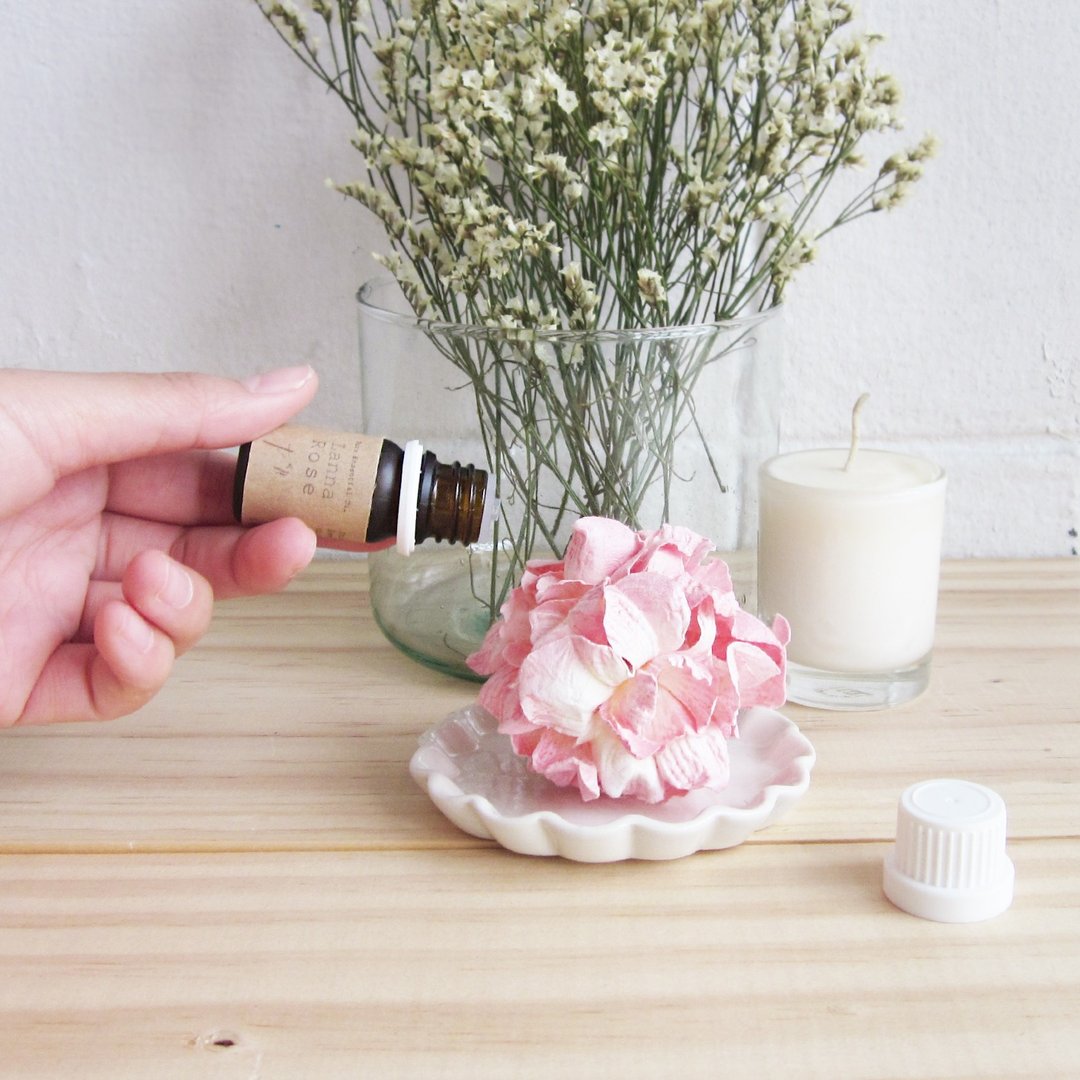 Essential Oil Lana Rose Scent with Pink Flower Diffuser - 香薰/精油/线香 - 植物．花 粉红色