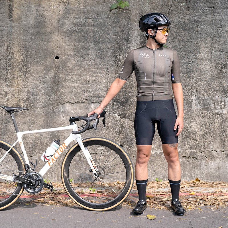 【Suki】轻压力舒骑袜-破风黑-中筒-L-除臭/薄感 - 袜子 - 棉．麻 