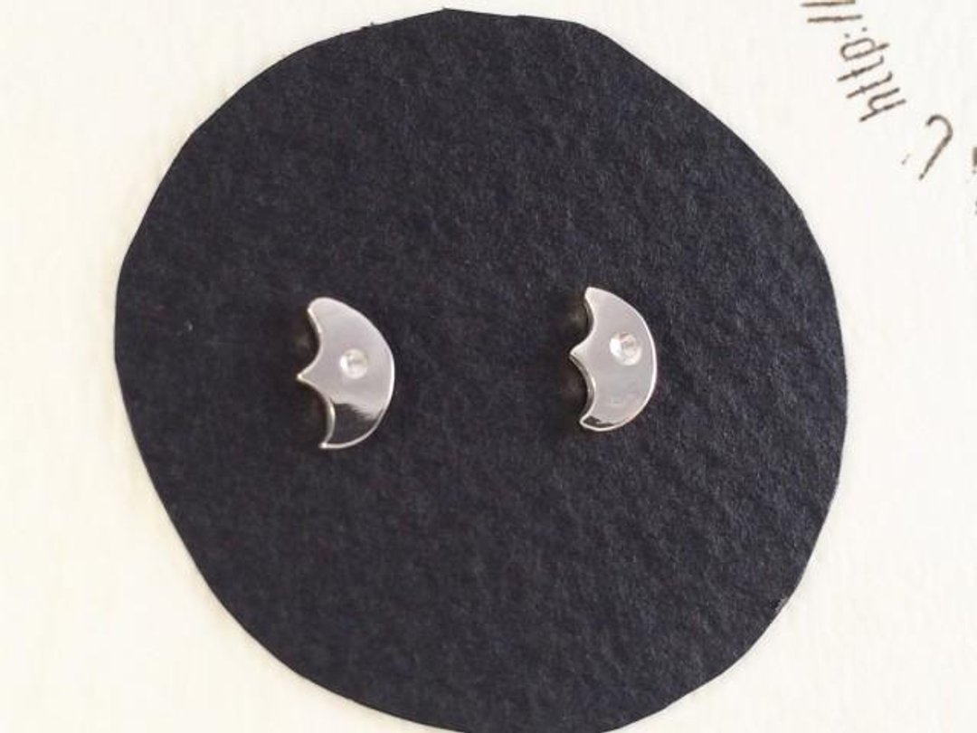 Crescent SV earrings - 耳环/耳夹 - 其他金属 银色