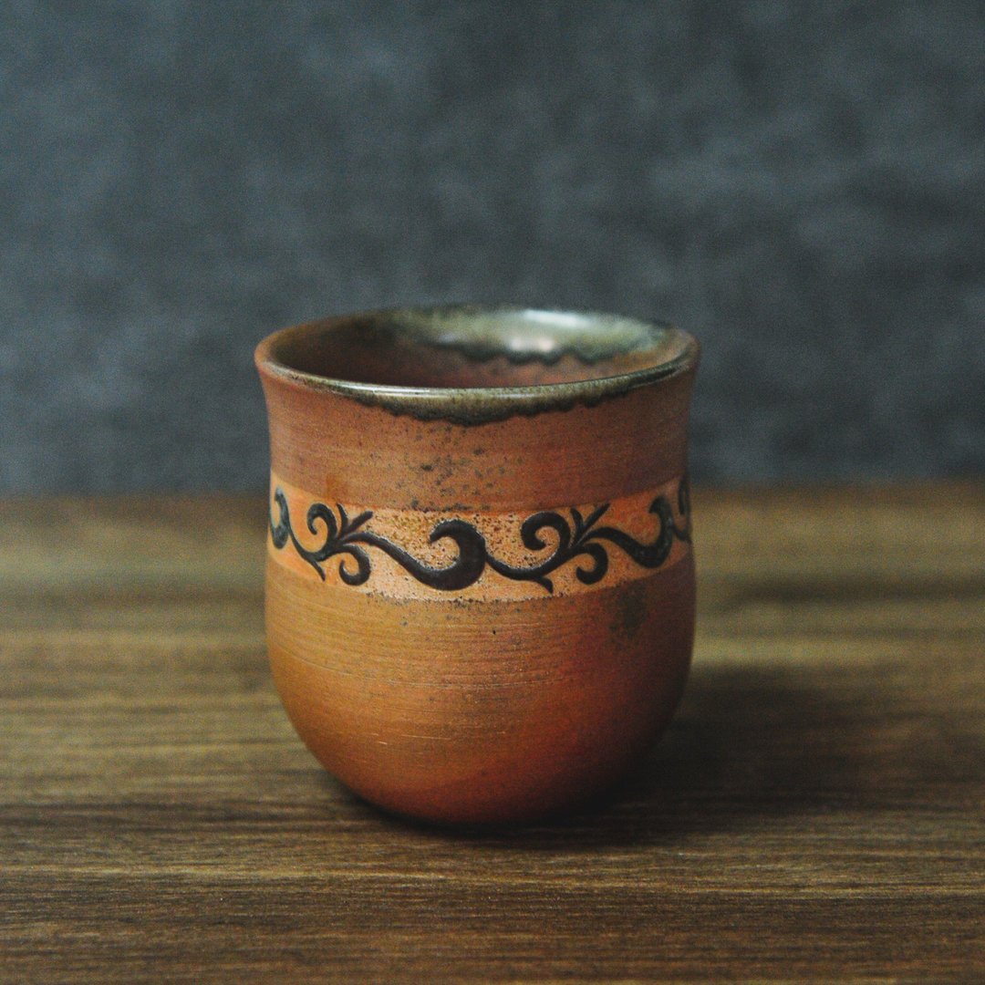 柴烧陶手作 黑色雕花的红褐色大茶杯 - 咖啡杯/马克杯 - 陶 咖啡色