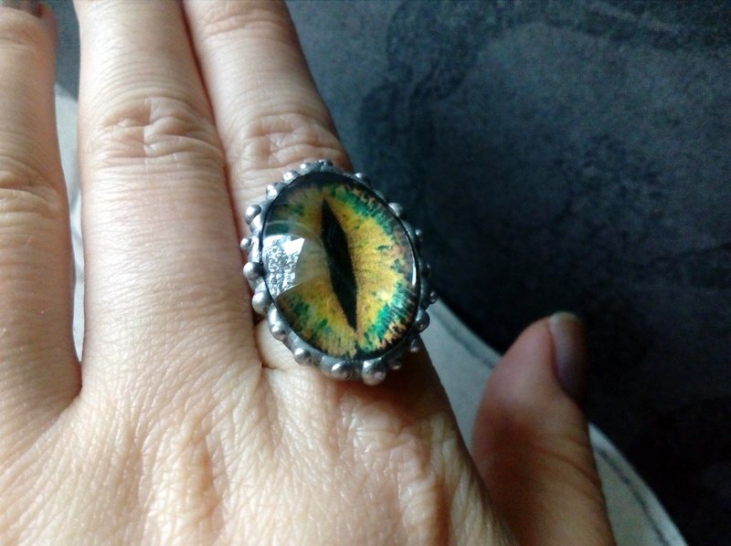 Chunky evil eye green yellow stained glass ring. Third eye witch ring. Halloween - 戒指 - 玻璃 绿色