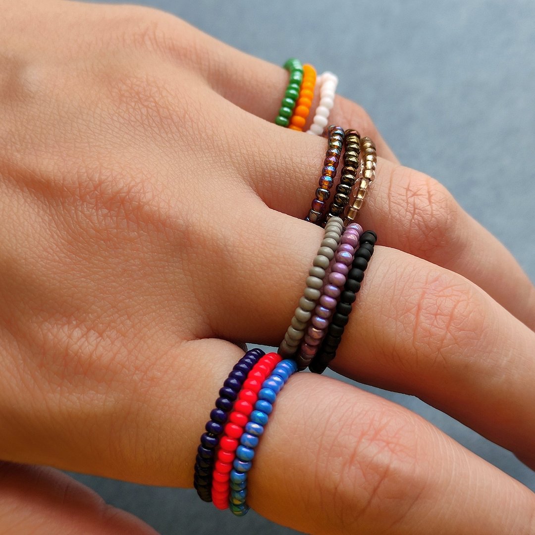 Stackable beaded ring Handmade minimal jewelry Multicolor bead ring Elastic ring - 戒指 - 玻璃 多色